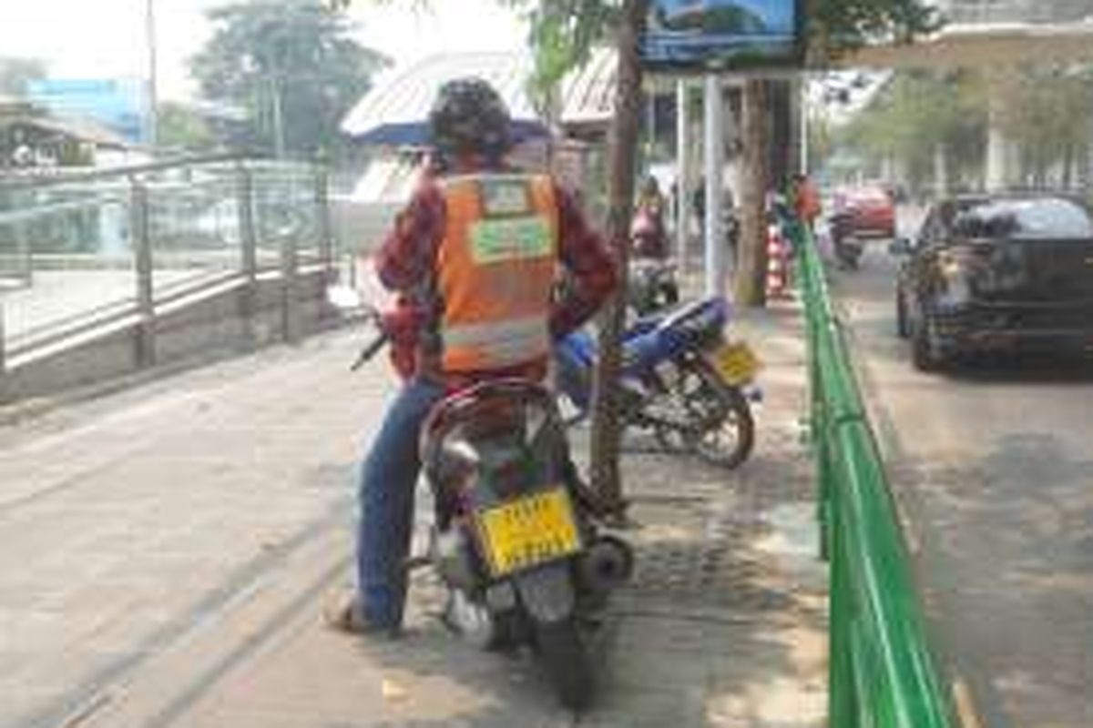 Salah satu ojek yang beroperasi di Bangkok, Thailand. Terlihat sepeda motor menggunakan pelat angkutan umum dan para pengemudinya juga menggunakan rompi khusus dengan keterangan identitas diri di bagian belakang.