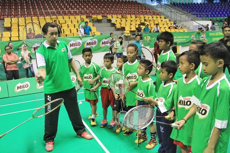 Coaching clinic bersama Candra Wijaya yang berbagi tentang teknik dasar bermain bulu tangkis seperti teknik pukulan dropshot, smash, backhand, netting, latihan kelincahan dan penguasaan lapangan 