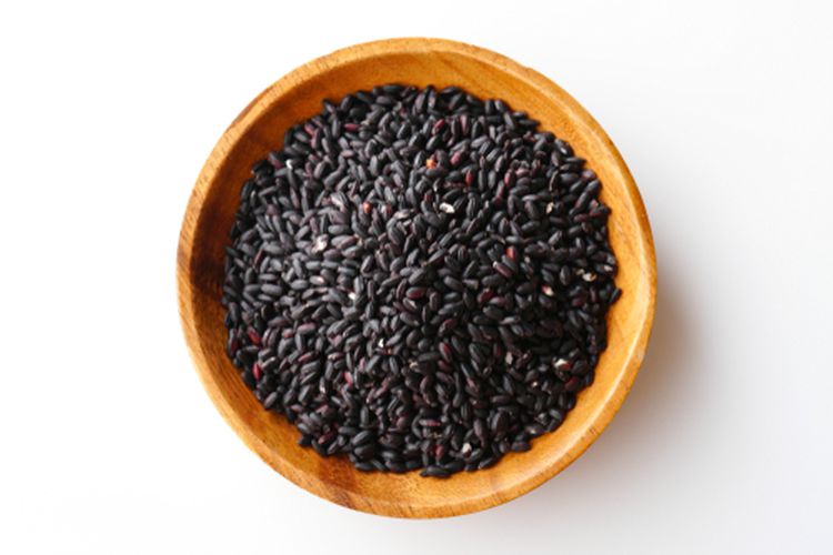 Ilustrasi beras hitam hasil panen dari tanaman padi hitam