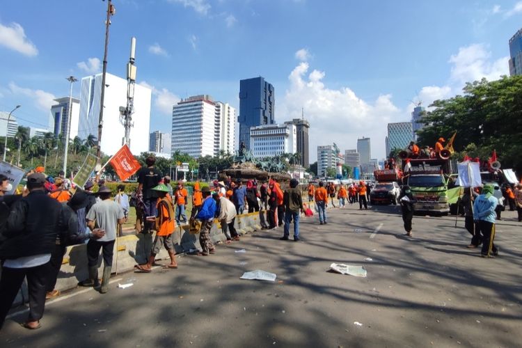 Unjuk rasa dari massa aksi Serikat Petani Indonesia dan Partai Buruh di kawasan Patung Kuda Arjuna Wijaya, Jakarta Pusat, Sabtu (24/9/2022) siang, telah selesai. 