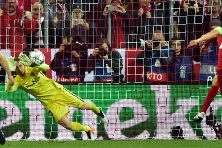 Jan Oblak meggagalkan penalti Thomas Mueller saat Atletico Madrid melawan Bayern Muenchen pada semifinal kedua Liga Champions di Allianz Arena, 3 Mei 2016.