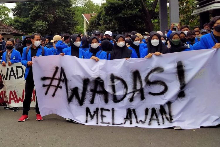 Aksi demonstrasi aktivis dan mahasiswa di Semarang 