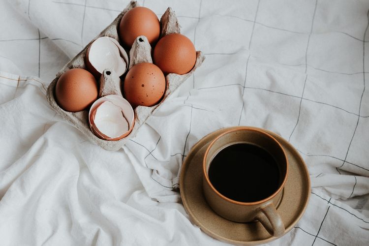Ilustrasi kopi dan cangkang telur