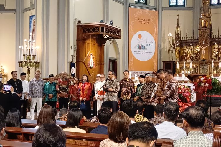 Pj Gubernur DKI Jakarta Heru Budi Hartono berkunjung ke Gereja Katedral Jakarta, Minggu (24/12/2023).