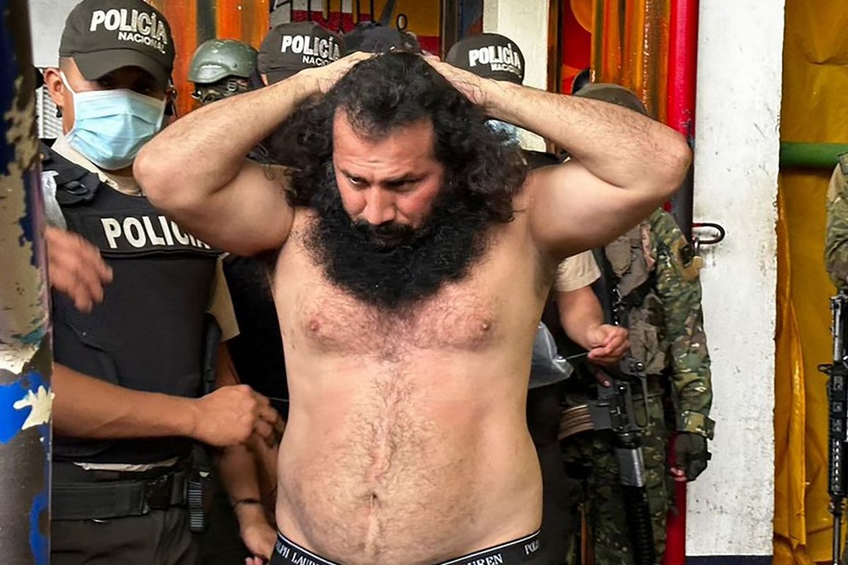Foto yang dirilis oleh Angkatan Bersenjata Ekuador ini menunjukkan Adolfo Macias alias Fito, pemimpin geng kriminal Los Choneros, saat dipindahkan ke kompleks dengan keamanan maksimum The Rock di dalam Lembaga Pemasyarakatan Zonal No. 8 di Guayaquil, Ekuador, dalam sebuah operasi gabungan oleh Polisi dan Militer di fasilitas tersebut, Ekuador, pada tanggal 12 Agustus 2023. Pihak berwenang Ekuador tidak dapat menemukan keberadaan alias Fito, pemimpin geng kriminal utama di negara itu, (yang telah dipenjara), kata komandan polisi pada tanggal 7 Januari 2024. Ratusan petugas berseragam memasuki kompleks lembaga pemasyarakatan di pelabuhan Guayaquil pada pagi hari, tindakan pertama yang dilakukan oleh Presiden Daniel Noboa, tetapi alasan operasi tersebut belum diketahui. Media membicarakan kemungkinan bahwa pemimpin Los Choneros, yang bernama asli Adolfo Macias, mungkin telah melarikan diri. 