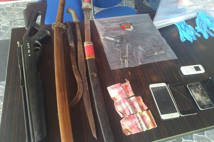 Barang bukti senjata api rakitan, katana hingga parang yang disita polisi dari pelaku curat yang tewas saat dilakukan penangkapan di Jalan SM Amin, Kecamatan Tampan, Pekanbaru, Riau, Selasa (28/7/2020).