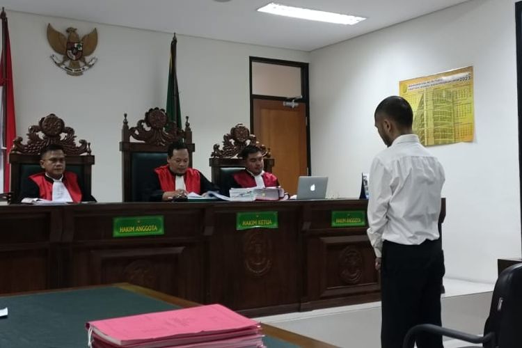 Terdakwa kasus pembunuhan dan mutilasi yakni Muhammad Ecky Listiantho, saat duduk di kursi pesakitan di Pengadilan Negeri Cikarang, Kabupaten Bekasi, Senin (18/9/2023). Adapun agenda sidang tersebut merupakan sidang pembacaan vonis atau putusan atas kasus pembunuhan dan mutilasi terhadap Angela Hindirati Wahyuningsih (54).