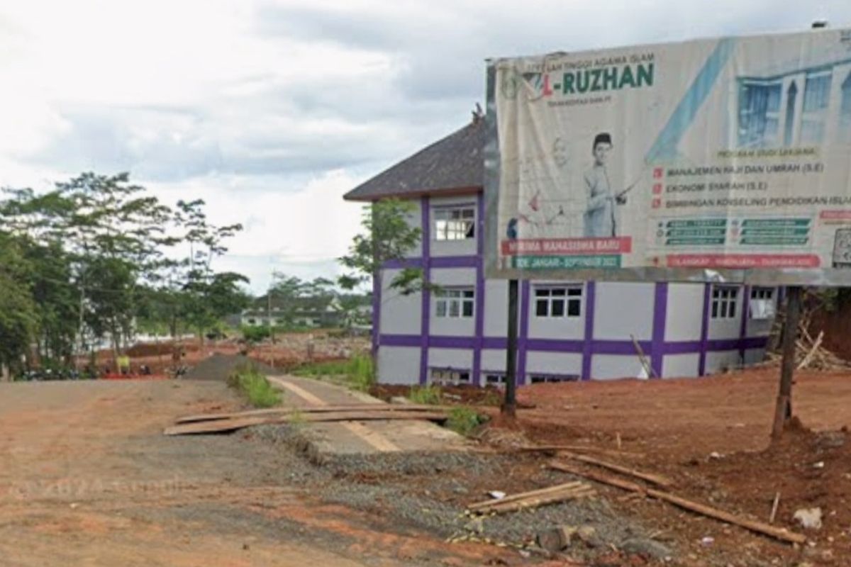 Bangunan Yayasan Ar Ruzhan milik mantan wakil Gubernur Jawa Barat, Uu Ruzhanul Ulum, berdiri deretan bangunan tiga lantai di Jalan Ancol, Desa Cilangkap, Kecamatan Manonjaya, Kabupaten Tasikmalaya, Jawa Barat, Selasa (29/4/2025).