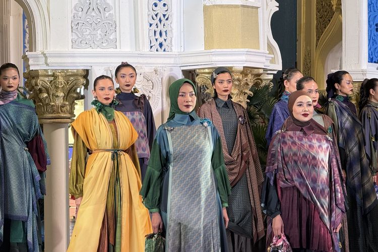 Deden Siswanto Sulap Scarf Jadi Busana di Runway Raya Soiree