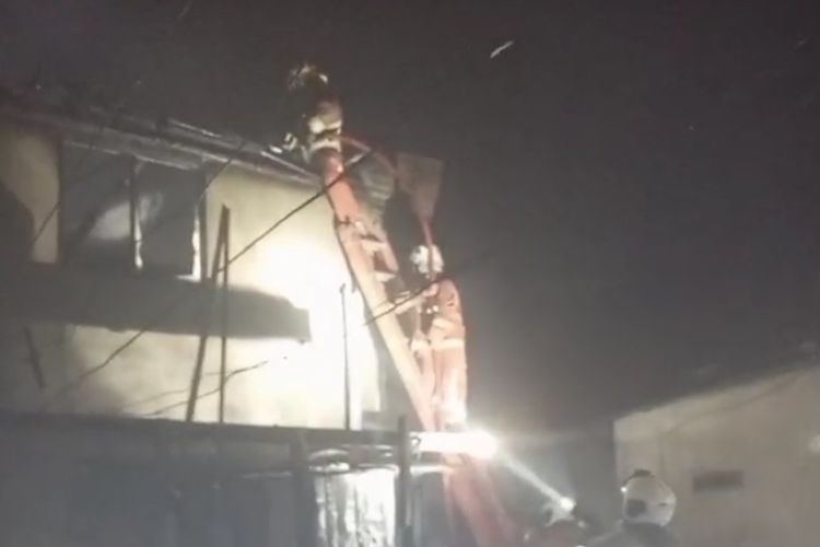 Tim pemadam kebakaran berjibaku memadamkan api yang menghanguskan tujuh rumah di Kelurahan Nyamplungan, Kecamatan Pabean Cantikan, Kota Surabaya, Jawa Timur, Senin (9/9/2024) malam.
