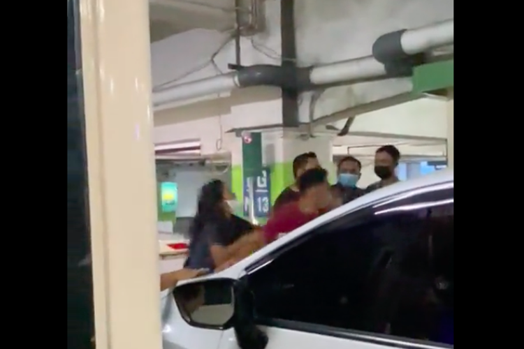 Tangkapan layar video petugas parkir Jogja City Mall diduga mennjadi korban pemukulan pengunjung yang kehilangan karcis