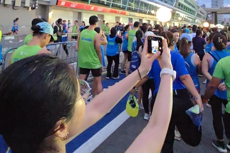 Ilustrasi bikin video vlog yang serba sat-set menggunakan Samsung Galaxy Z Flip 6 di acara lari Standard Chatered Singapore Marathon (SCSM) 2024 