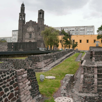 Tlatelolco: Reruntuhan Aztek dari bekas negara kota Tlatelolco (latar depan) dan Gereja Santiago de Tlatelolco (latar belakang), Kota Meksiko.