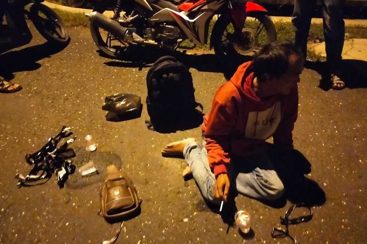 Polisi mendatangi lokasi penemuan korban yang diduga perampokan dibuang ke ruko kosong di Pedukuhan Paingan, Kapanewon Pengasih, Kabupaten Kulon Progo, Daerah Istimewa Yogyakarta.