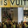 Louis Vuitton Ubah Pabrik Parfum Jadi Hand Sanitizer Darurat
