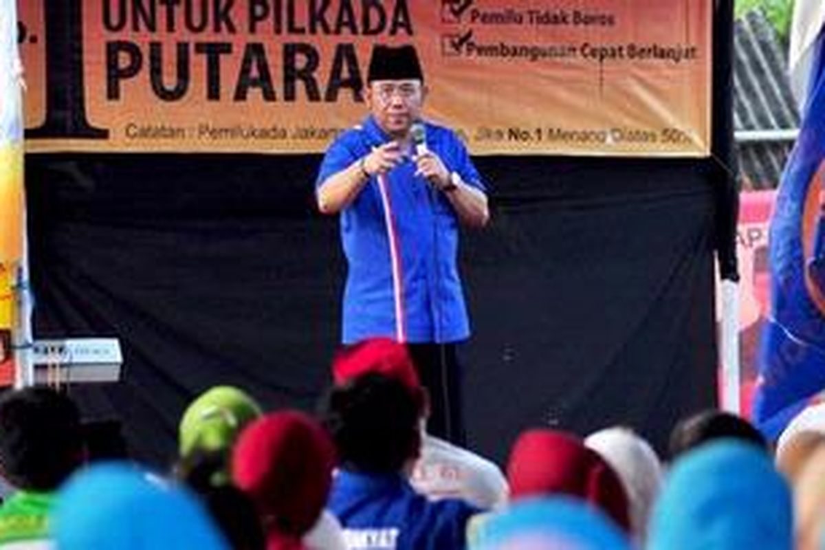 Calon Wakil Gunbernur dari nomer urut 1 Nachrowi Ramli berkampanye di depan warga Jl. SMA 48 RT 014/01, Kelurahan Pinang Ranti, Kecamatan Makasar, Jakarta Timur, Selasa (26/62012). Nachrowi berkampanye tanpa di dampingi Foke karena sedang menjalankan tugas sebagai Gubernur DKI Jakarta.