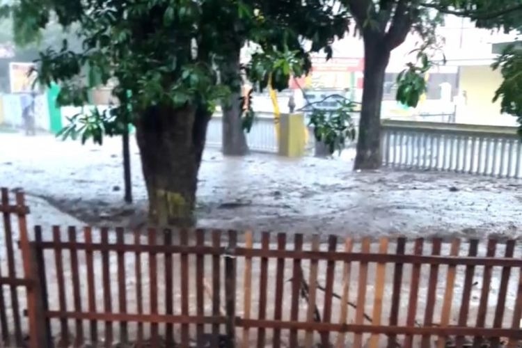 Banjir bandang di Kelurahan Pilolodaa Kota Gorontalo, Jumat. 