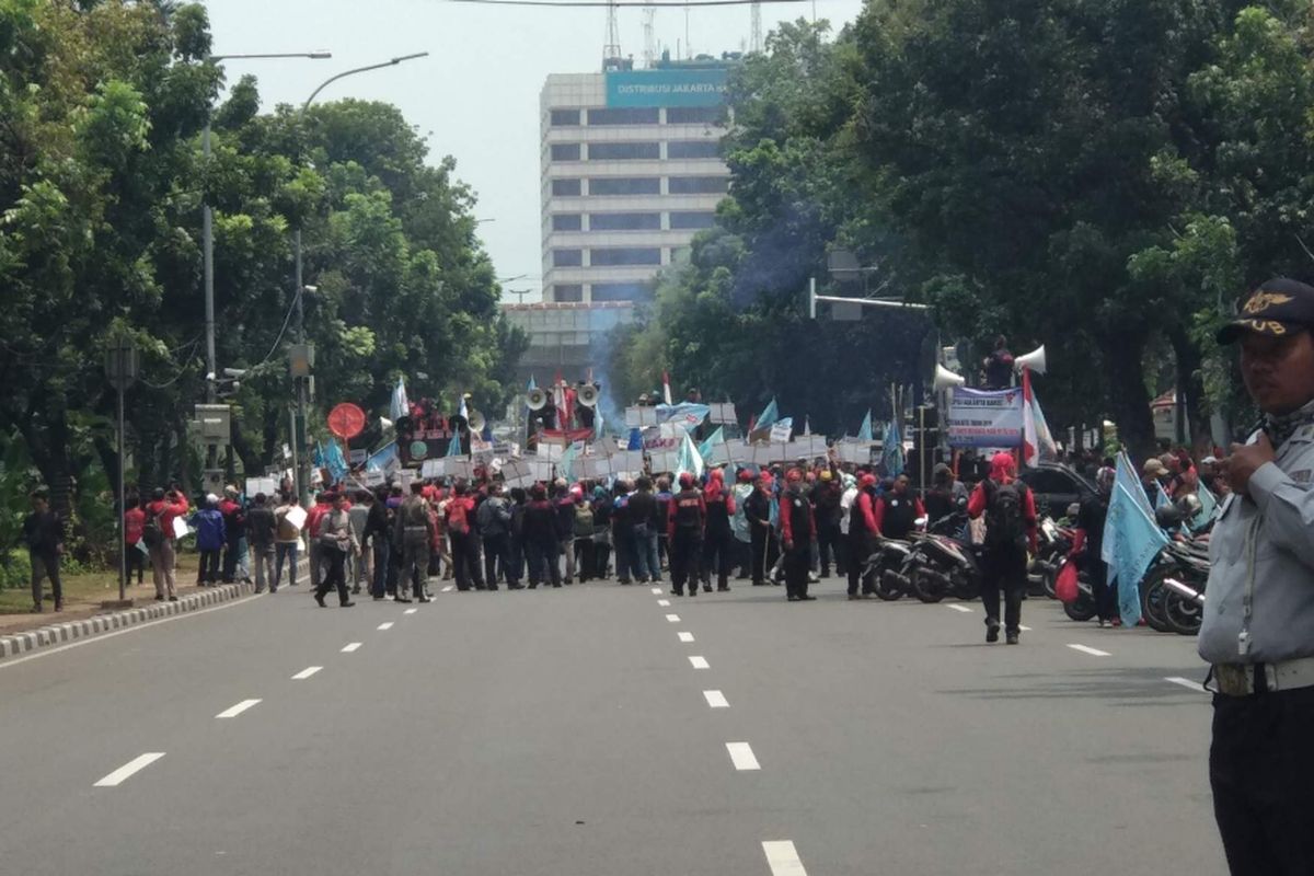 Demo buruh di depan Balai Kota DKI, Jalan Medan Merdeka Selatan, Jakarta Pusat, Selasa (18/12/2018).