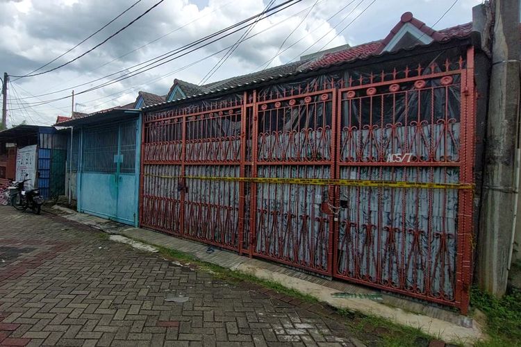 Satu bulan setelah satu keluarga ditemukan meninggal dunia hingga berbau busuk, rumah di Perumahan Citra Garden 1 Extension, Kalideres, Jakarta Barat, masih digaris polisi pada Sabtu (10/12/2022). 
