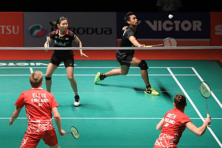 Pasangan ganda campuran Indonesia, Tontowi Ahmad (kanan) dan Debby Susanto, meluapkan ekspresi saat menghadapi Marcus Ellis/Lauren Smith pada laga babak pertama Malaysia Masters 2019, di Stadium Axiata, Kuala Lumpur Sport City, Malaysia, Selasa (15/1/2019).