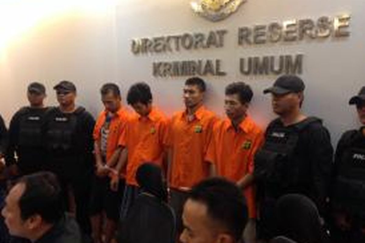 Empat tersangka perampok pengusaha apotek diamankan Polda Metro Jaya dan ditampilkan saat rilis pengungkapan kasus, Minggu (10/1/2016). Para tersangka berpura-pura sebagai anggota polisi sebelum merampok harta benda korban. 


