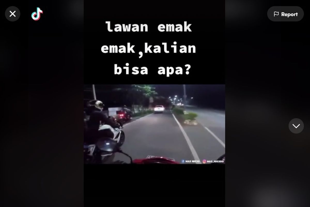 Emak-emak beri sein ke kanan belok ke kiri.