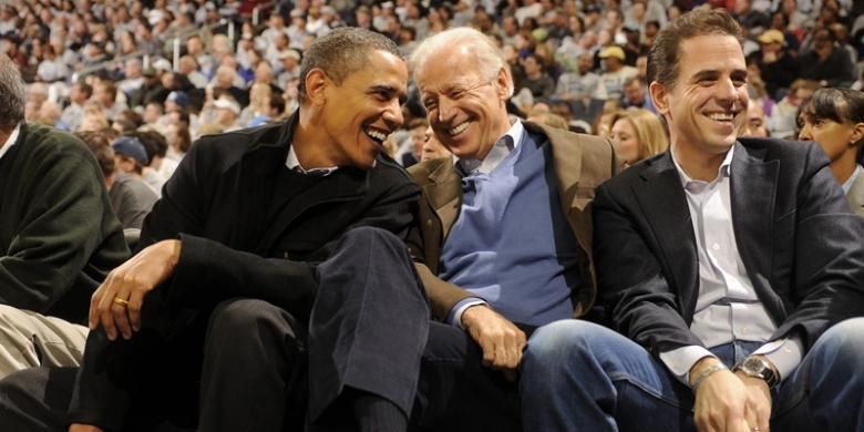 Presiden AS Barack Obama, Wapres Joe Biden dan putranya, Hunter Biden saat sedang menyaksikan sebuah pertandingan basket di Washington DC.
