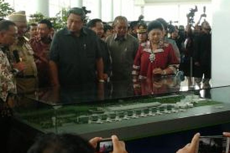 SBY mengunjungi maket proyek MP3EI di Bandara Sultan Aji Muhammad Sulaiman di Balikpapan.