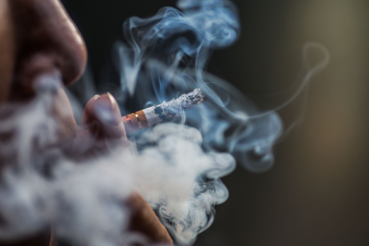 Ilustrasi kenapa asap rokok lebih berbahaya dari rokok?