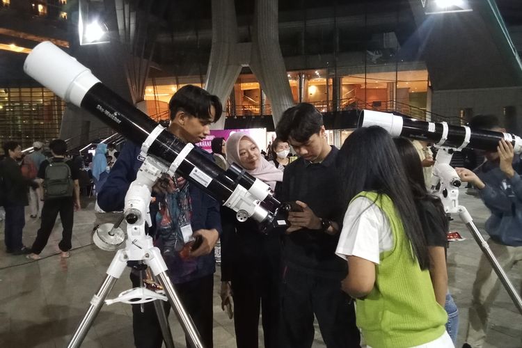 Berburu "Blood Moon" di TIM: Warga Antre Teleskop hingga Bawa Bantal Selimut