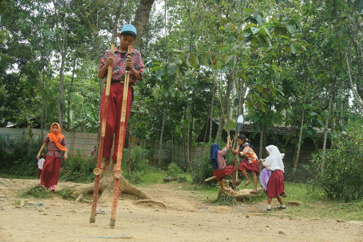 Para siswa SDN Negeri Wanajaya III Kelas Jauh tengah bermain egrang saat istirahat. 