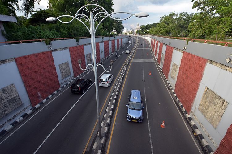 Sejumlah kendaraan melintas di Underpass Simpang Dewa Ruci, Kuta, Badung, Bali, Sabtu (21/3/2020). Kawasan wisata yang biasanya ramai dan padat kendaraan saat ini menjadi lebih lengang setelah adanya edaran Pemprov Bali agar masyarakat melakukan aktivitas di rumah dan menerapkan Social Distancing atau menjaga jarak untuk pencegahan penyebaran COVID-19.