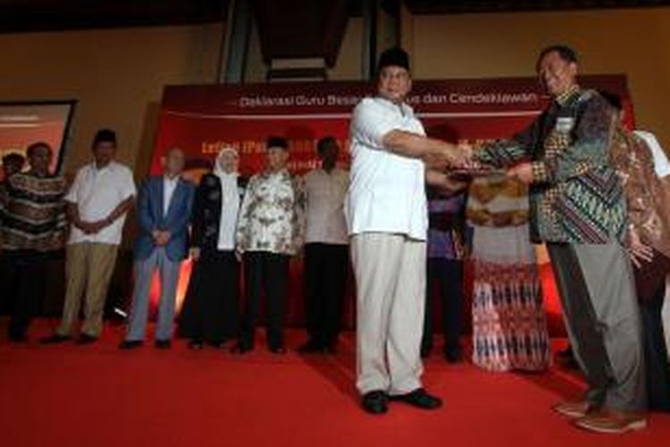 Calon Presiden dari Patai Gerindra Prabowo Subianto menghadiri acara dukungan dari Guru, Guru Besar, dan Cendikiawan, di Jakarta, Selasa (27/5/2014). Sejumlah guru besar dan cendikiawan dengan latar belakang kampus yang berbeda memberikan dukungannya kepada Prabowo Subianto untuk menjadi presiden tahun 2014-2019.
