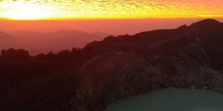 Menikmati sunrise di puncak Danau Kelimutu, Kabupaten Ende, Nusa Tenggara Timur, Minggu (6/1/2019).