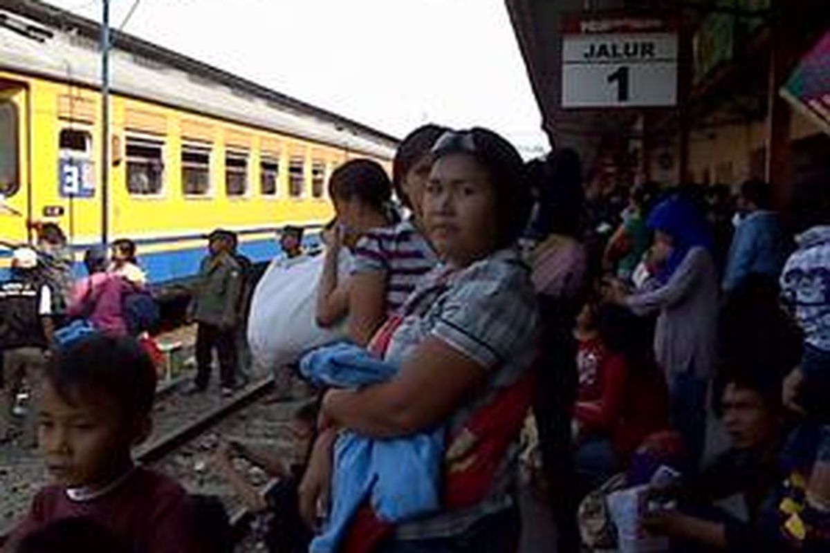 Suasana di Stasiun Senen