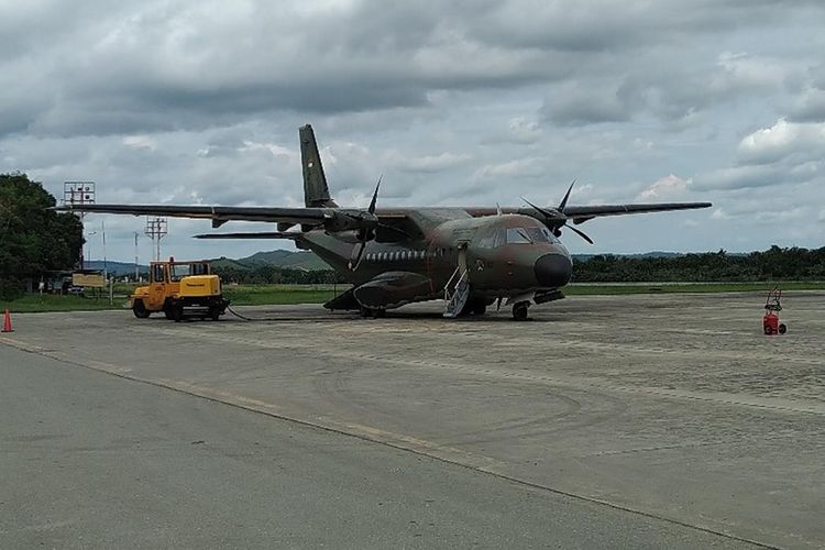 Pesawat CN235 milik TNI AU yang digunakan untuk menyuplai BBM dalam rangka pencarian Helikopter MI-17 milik TNI AD yang hilang di Pegunungan Bintang, Papua, sejak 28 Juni 2019 (30/06/2019)