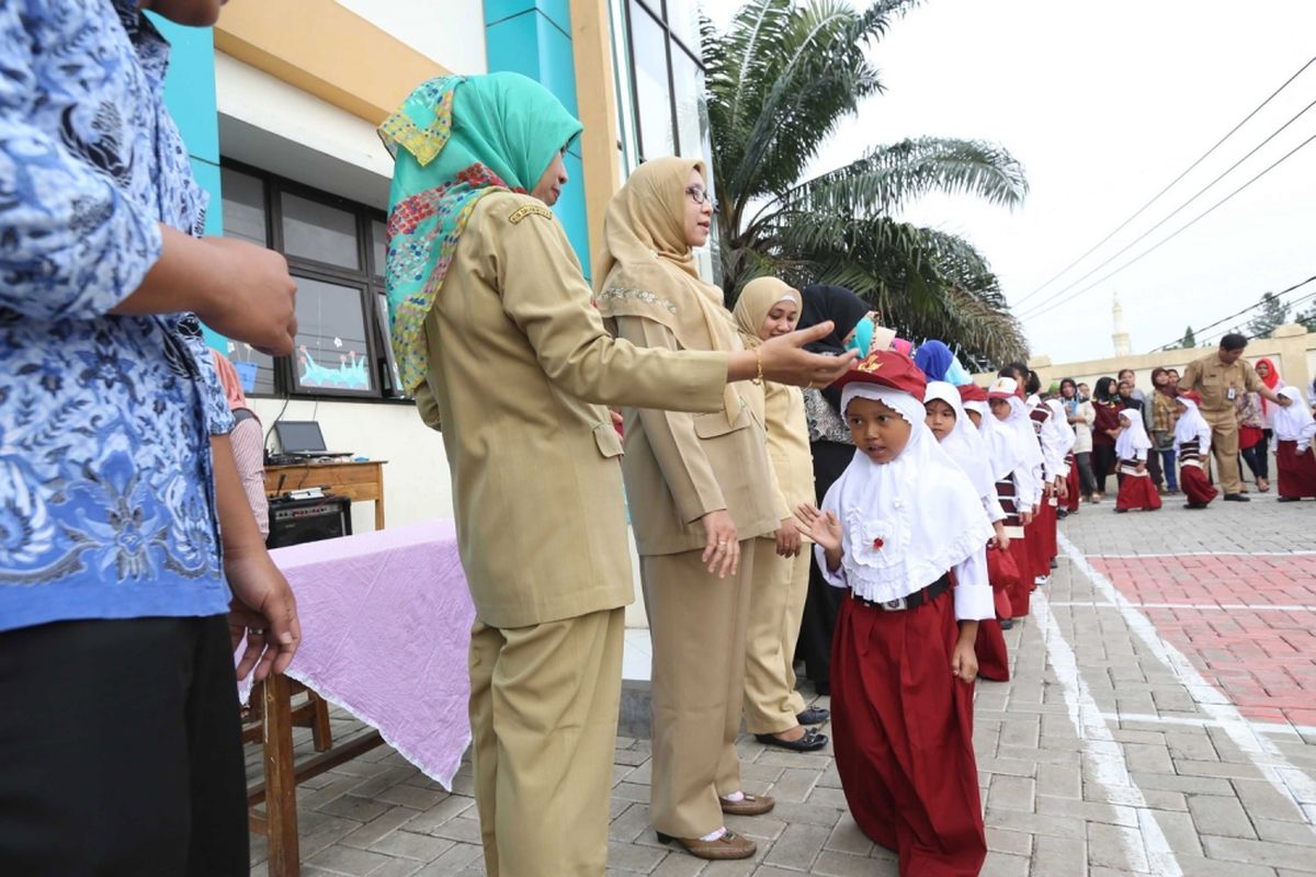 Suasana saat hari pertama masuk sekolah, di SD Negeri Lengkong Wetan 1, Serpong Utara, Tangerang Selatan, Senin (17/7/2017). Sebanyak 118 murid baru di SDN Lengkong Wetan 1 nampak diantar oleh orangtua pada hari pertama tahun ajaran baru 2017/2018