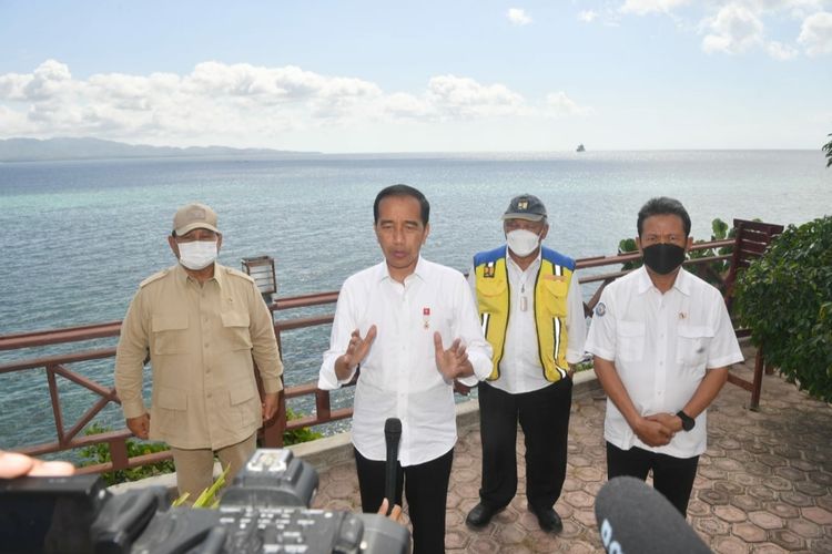 Presiden Joko Widodo bersama Menteri Pertahanan Prabowo Subianto memberikan keterangan pers di Kabupaten Maluku Barat Daya (MBD), Provinsi Maluku, pada Kamis (15/9/2022).