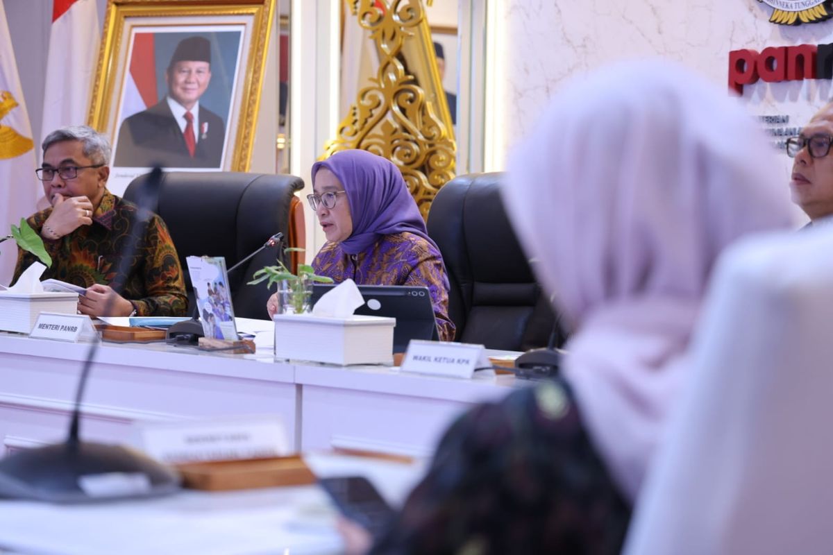 Menteri Pendayagunaan Aparatur Negara dan Reformasi Birokrasi (PANRB) Rini Widyantini dalam acara Pertemuan Semester II Tim Nasional Pencegahan Korupsi dalam rangka Persiapan Laporan Pelaksanaan Stranas PK di Kantor Kementerian PANRB, Selasa (24/2/2026).
