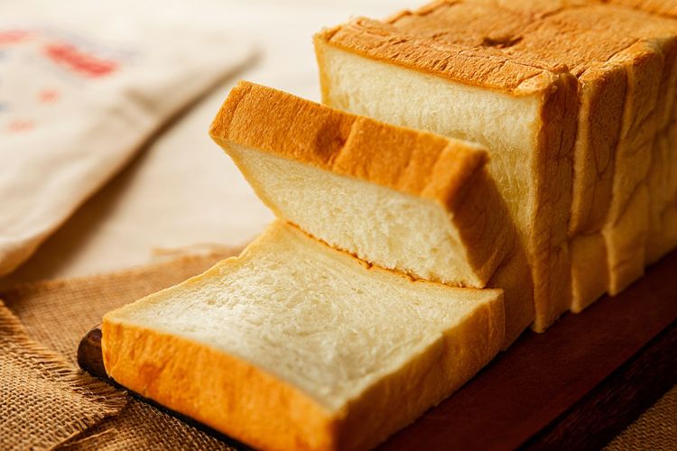 Terlalu banyak makan roti bisa menaikkan berat badan.