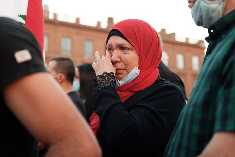 Seorang wanita menangis pada acara solidaritas untuk tragedi ledakan besar di Beirut, Lebanon, yang digelar di Toulouse, Perancis, Rabu (5/8/2020). Ungkapan duka dan solidaritas mengalir dari berbagai penjuru dunia atas insiden ledakan dahsyat di Beirut, Lebanon, Selasa (4/8/2020), yang menewaskan lebih dari seratus orang.
