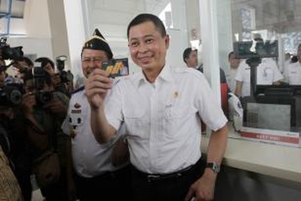 Menteri Perhubungan Ignasius Jonan menunjukkan tiket saat meninjau Stasiun Palmerah, Jakarta Pusat, usai peresmian, Senin (6/7/2015). Stasiun ini baru saja rampung direvitalisasi yang menghabiskan sekitar Rp 36 miliar dana APBN.