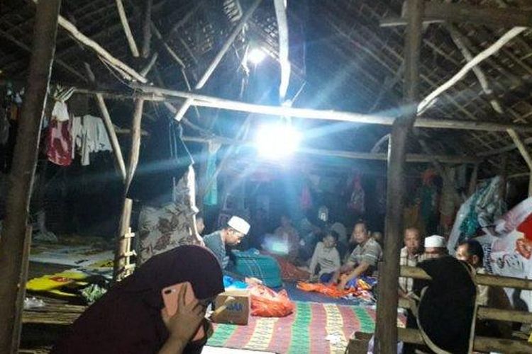 Sedikitnya puluhan warga dari Kecamatan Kurau mengungsi di kandang ayam kosong di Desa Pulausari sejak Jumat petang kemarin. 