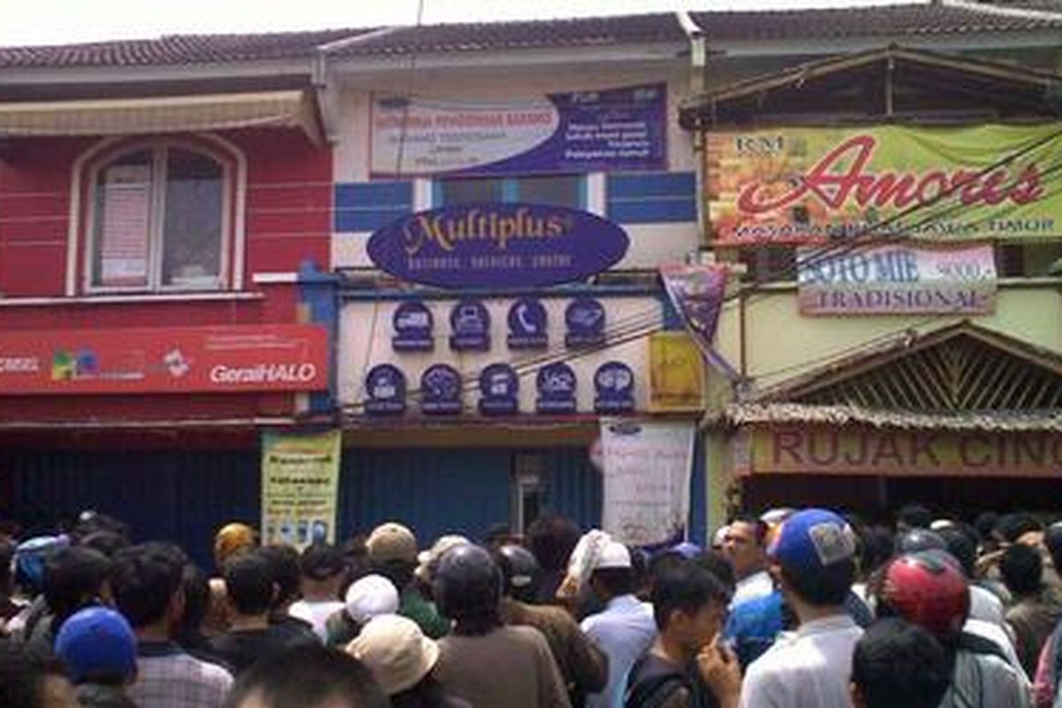 Ruko Multiplus di Jl Siliwangi, Pamulang, tempat digerebeknya kempok terori oleh Pasukan Densus 88 ramai dikerumuni warga, Selasa (9/3/2010). 