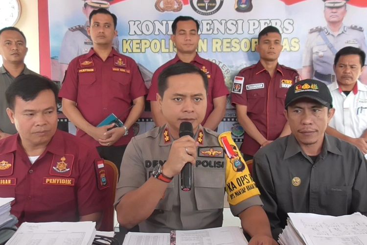 Kapolres Nias AKBP Deni Kurniawan bersama Ketua Badan Pengawas Pemilu (Bawaslu) gelar konfrensi pers terkait OTT terhadap Calon Legislatif DPRD Sumut dari Partai Gerindra yang juga sebagai Ketua Pemenangan capres nomor urut 02 Pulau Nias, Selasa (16/4/2019).