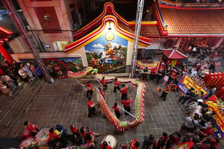 Atraksi liong saat perayaan Imlek 2574 di Vihara Dhanagun, Bogor, Jawa Barat, Minggu (22/1/2023). Tahun Baru China 2574 atau Imlek 2023 jatuh pada, Minggu (22/1/2023) menjadi perayaan yang dinanti oleh masyarakat Tionghoa di seluruh dunia, termasuk di Indonesia.