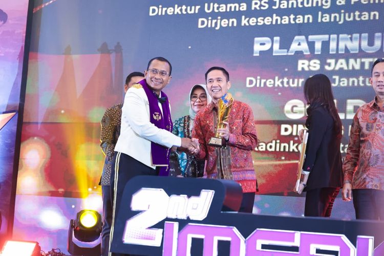 Wali Kota Palembang Ratu Dewa (kanan) menerima penghargaan Gold Award dalam kategori Teknologi Informasi Kesehatan pada ajang Indonesia Healthcare Innovation Awards (IHIA) VIII ? 2025 di Hotel Aston Kartika, Jakarta Barat, Kamis (23/10/2025). 