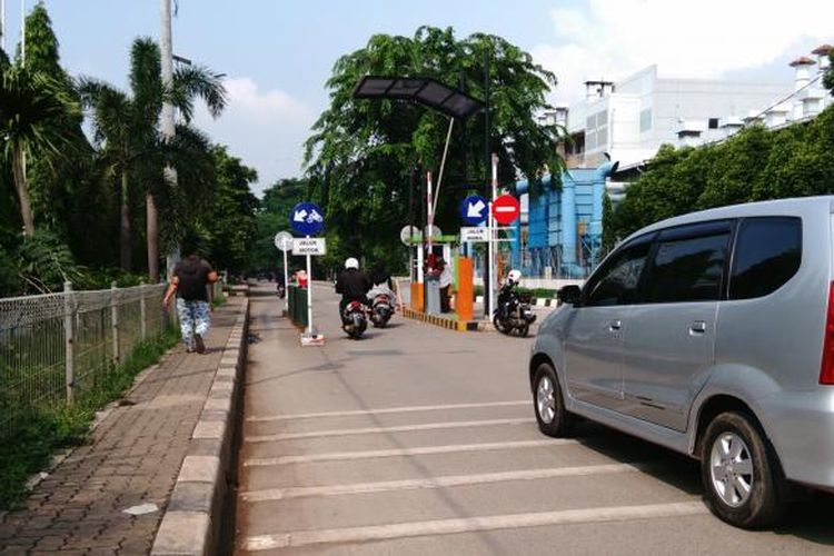 Pintu masuk Kawasan Industri Pulogadung di Jakarta Timur dari Jalan PAM Rawa Badung beroperasi normal setelah sempat ditutup. Selasa (5/1/2016)