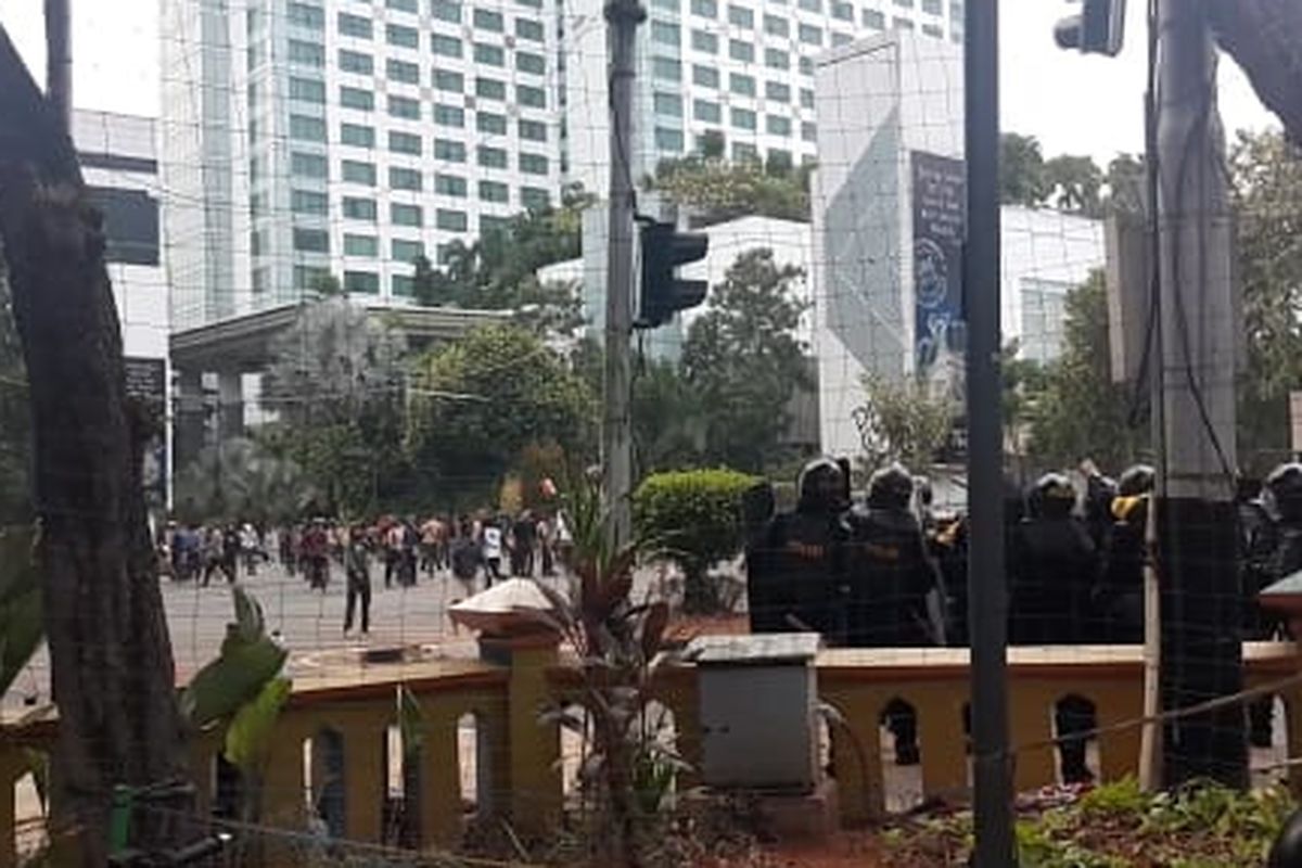Bentrok terjadi antara pelajar dengan polisi di Jalan Tentara Pelajar, di depan Hotel Mulia, Rabu (25/9/2019).