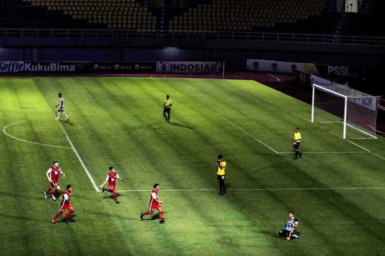 Pemain Persija Jakarta melakukan selebrasi seusai mengalahkan PSM Makassar dengan adu penalti yang berakhir dengan skor 4-3 semifinal leg kedua Piala Menpora 2021 di Stadion Monahan Solo, Minggu (18/04/2021) malam.